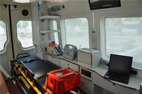 塔城市救护车内部